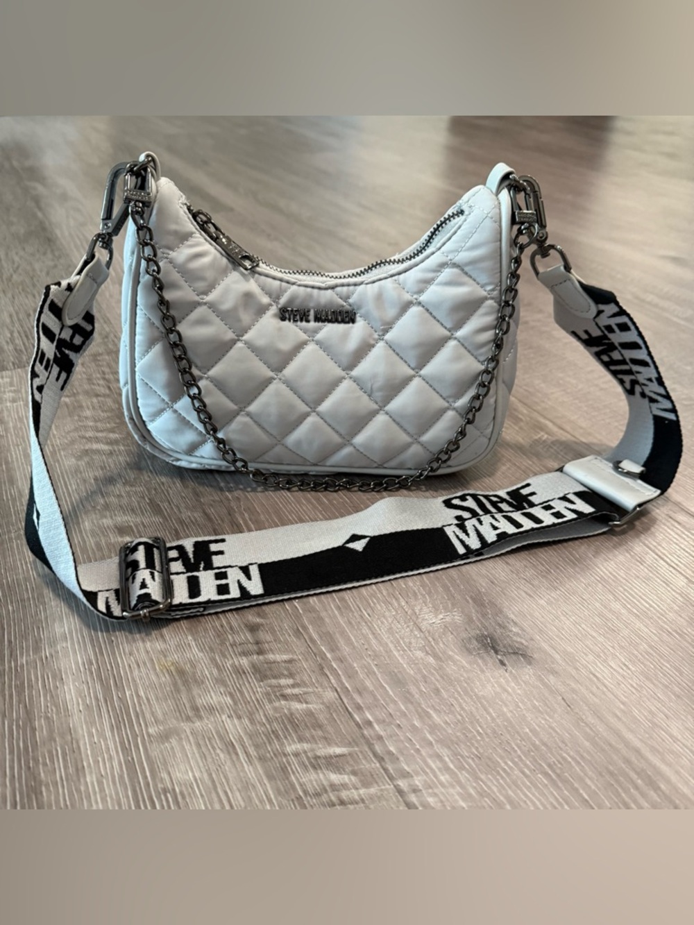 Steve Madden White Quilted Crossbody Shoulder Bag Handbag Guitar Strap & Chain
